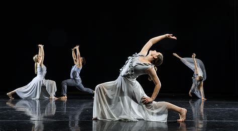 What’s Contemporary Dance: A Multifaceted Exploration